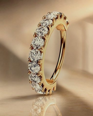 Anneau de piercing doré serti de diamants