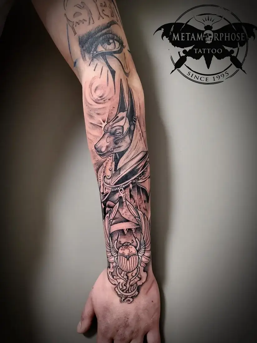 Tatouage Anubis et scarabée égyptiens sur l'avant-bras par Mich