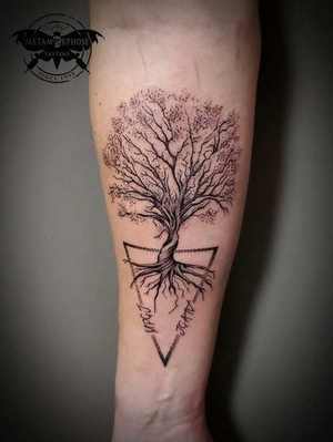 Tatouage arbre de vie et racines avec prénoms par Mich