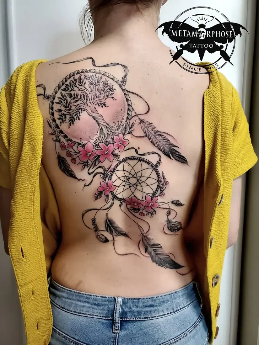 Tatouage attrape-rêves, arbre de vie et fleurs de cerisier dans le dos par Mich