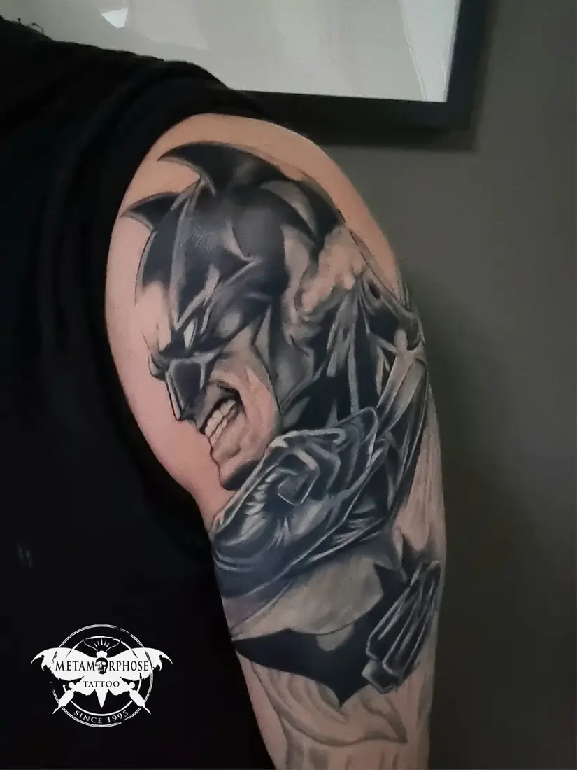 Tatouage Batman réaliste noir et gris sur l'épaule par Mich