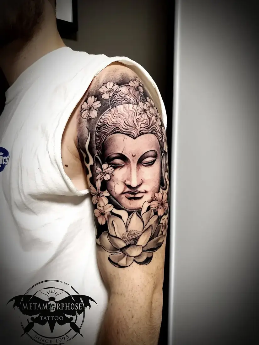 Tatouage Bouddha, lotus et fleurs de cerisier sur l'épaule par Mich