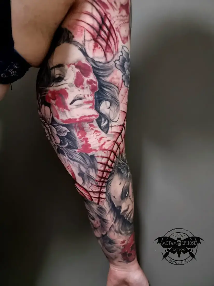 Tatouage bras complet femme crâne et toile d'araignée rouge, trash polka par Mich