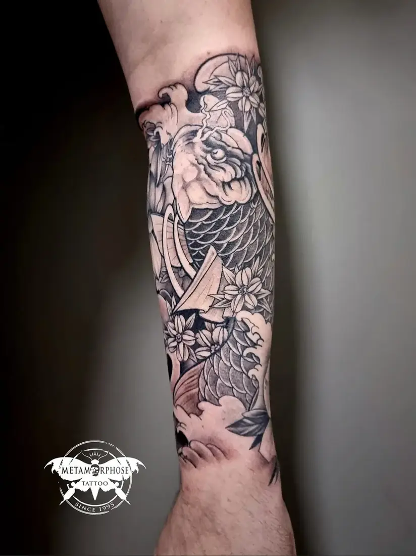 Tatouage carpe koï japonaise et fleurs sur l'avant-bras par Mich
