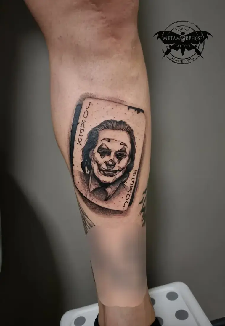 Tatouage carte Joker réaliste sur le mollet par Mich