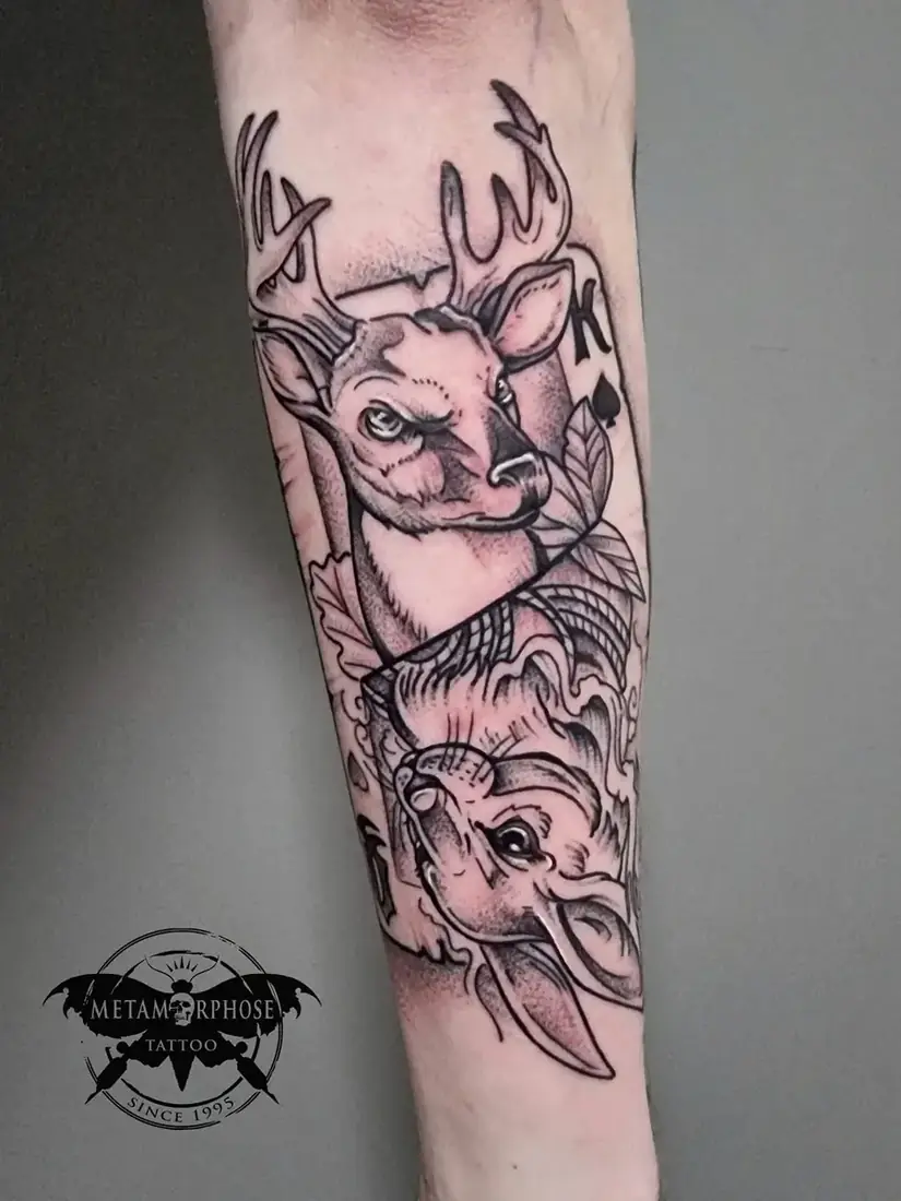 Tatouage cerf et carte roi de pique sur l'avant-bras par Mich