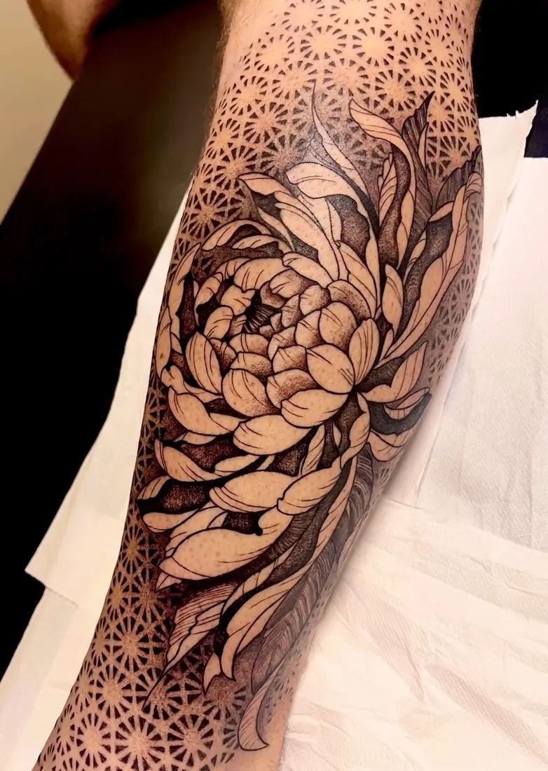 Tatouage chrysanthème et motif géométrique dotwork sur le mollet par Flo