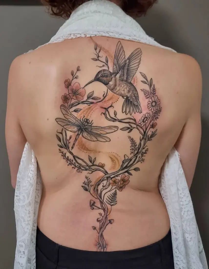 Tatouage colibri, libellule et branches fleuries dans le dos par Mich