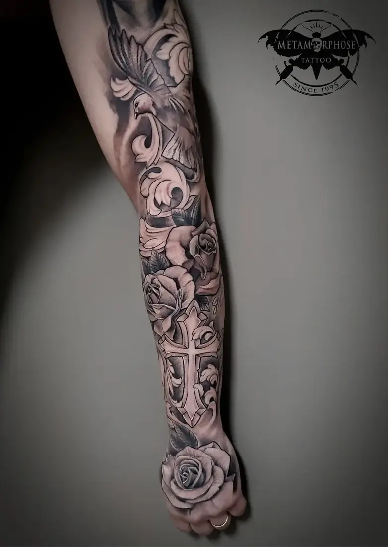 Tatouage colombe, roses et croix sur bras complet par Mich
