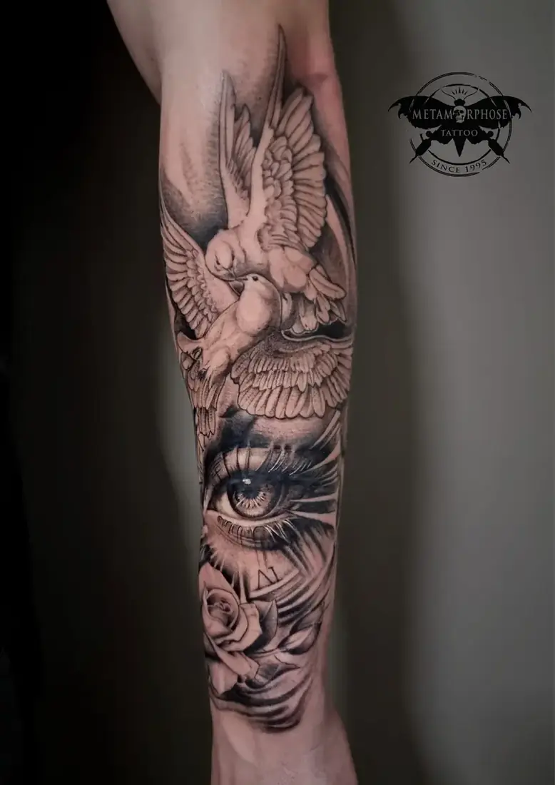 Tatouage colombes, œil réaliste et rose sur l'avant-bras par Mich