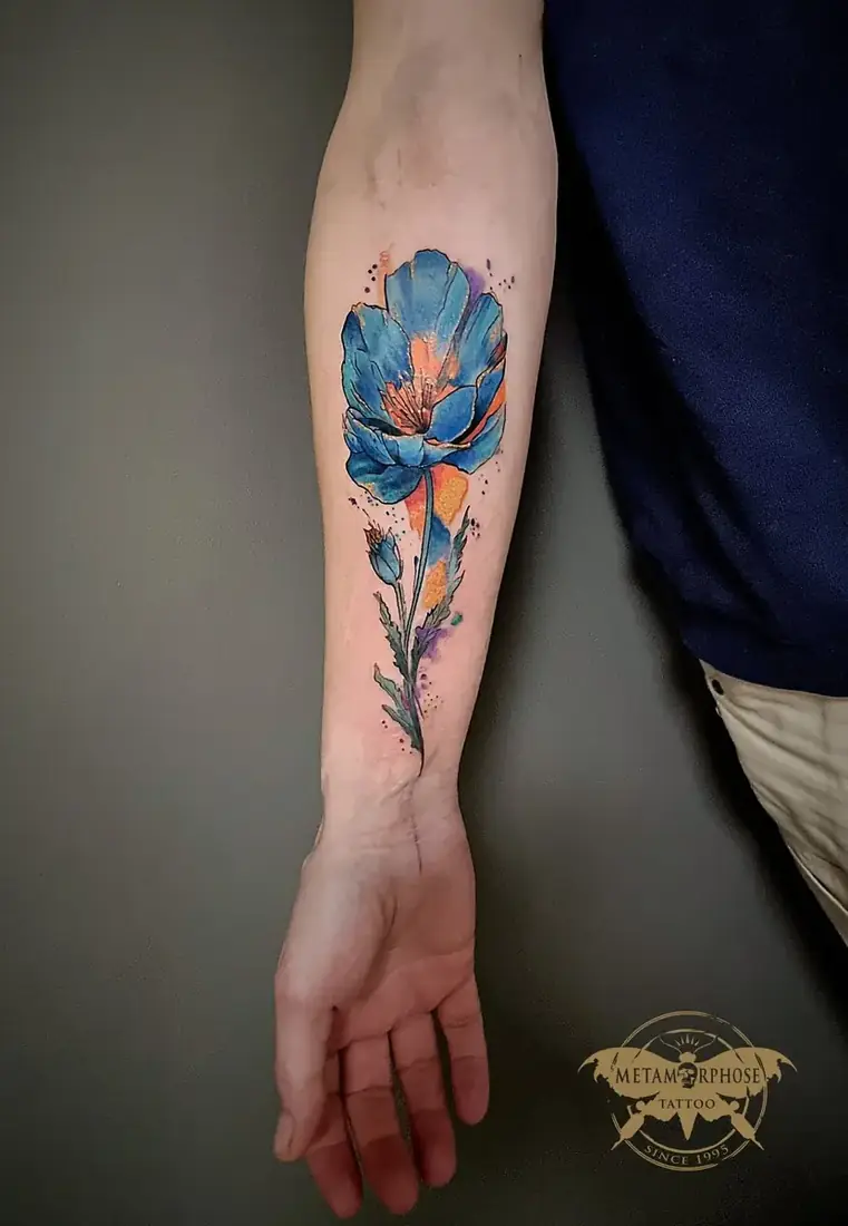 Tatouage coquelicot bleu aquarelle sur l'avant-bras par Mich