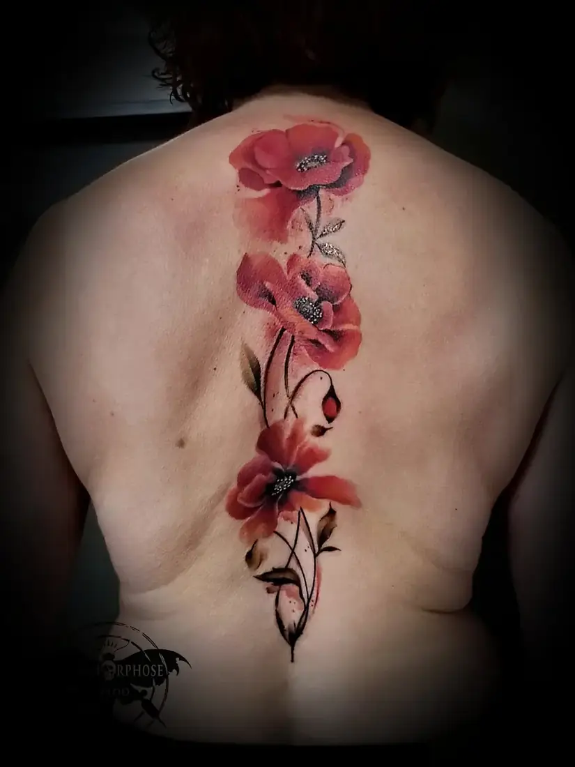 Tatouage coquelicots aquarelle le long de la colonne par Mich