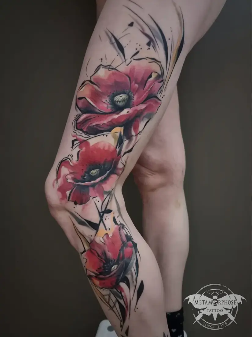 Tatouage coquelicots aquarelle sur la jambe entière par Mich