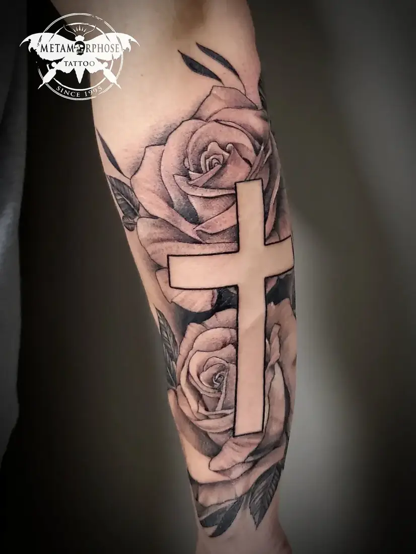 Tatouage croix et roses noir et gris sur l'avant-bras par Mich