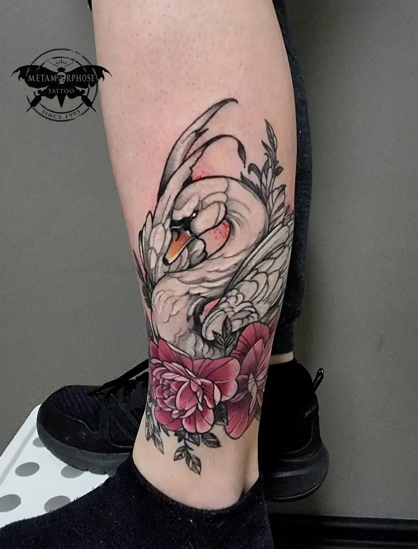 Tatouage cygne et pivoines sur le mollet par Mich