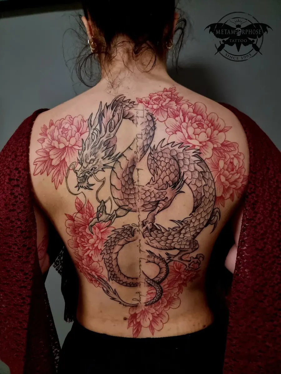 Tatouage dragon dos et pivoines par Mich