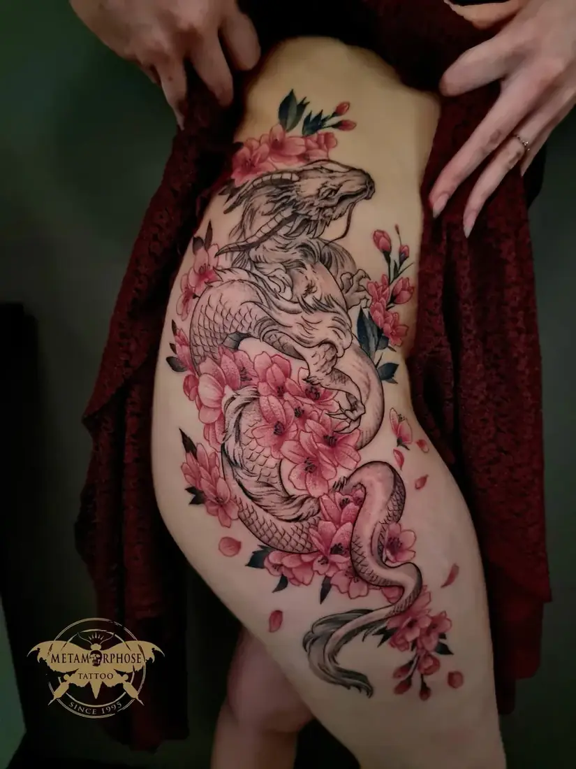Tatouage dragon et fleurs de cerisier sur la hanche par Mich