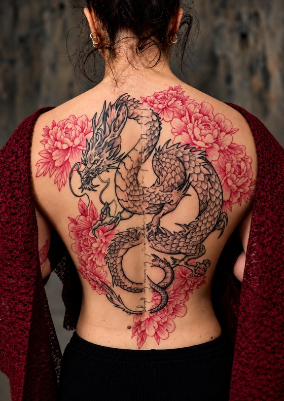 Tatouage dragon et pivoines rouges dans le dos par Mich