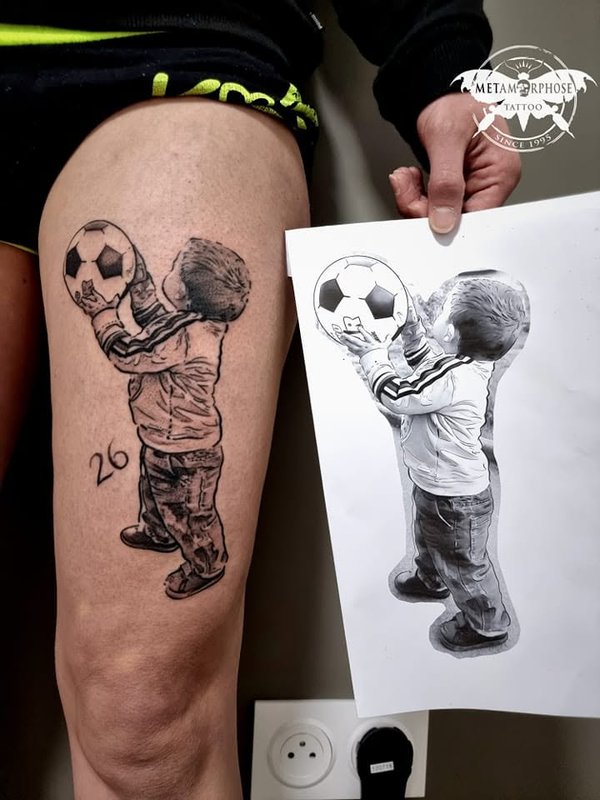 Tatouage enfant au ballon d'après photo sur la cuisse par Mich