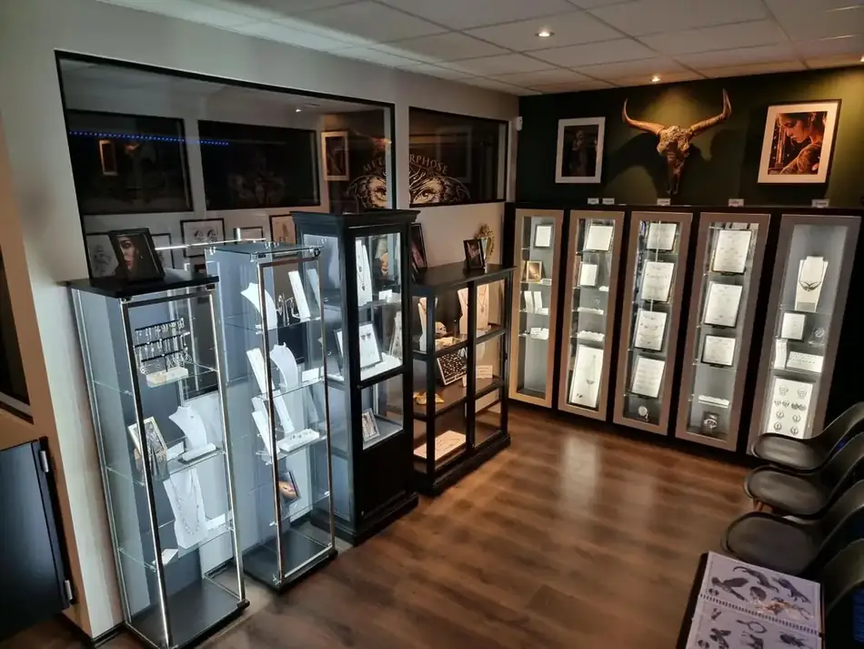Espace bijouterie du studio Metamorphose avec ses vitrines éclairées
