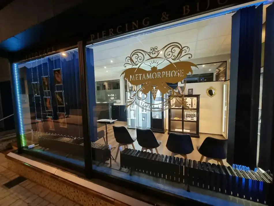 Façade et vitrine du studio Metamorphose, tatouage, piercing et bijouterie, à Hagondange