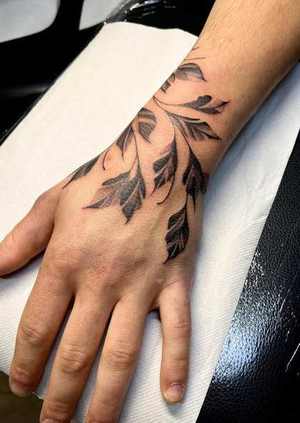 Tatouage feuillage sur la main et le poignet par Flo