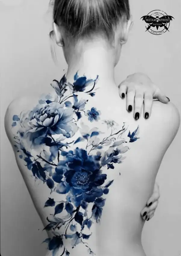 Flash fleurs bleues aquarelle sur l'omoplate et le dos par Mich