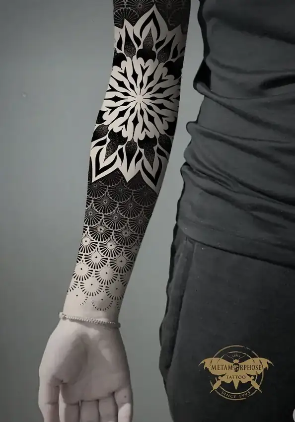 Flash mandala et motifs géométriques sur l'avant-bras par Flo