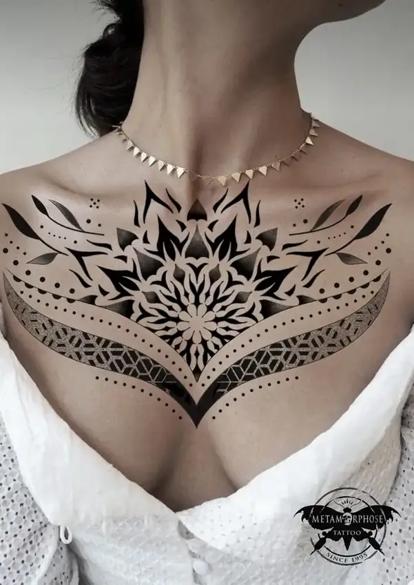 Flash mandala ornemental sur la poitrine par Flo