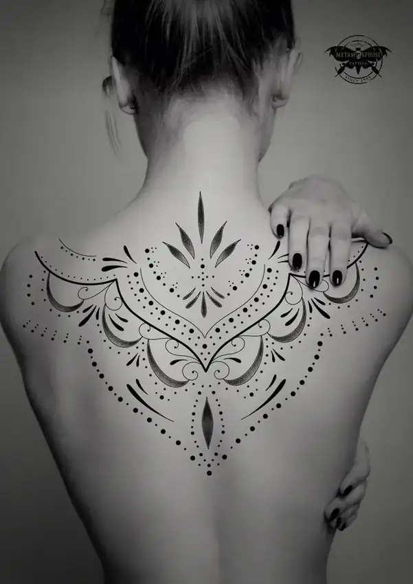 Flash ornemental fine line et dotwork dans le haut du dos par Flo