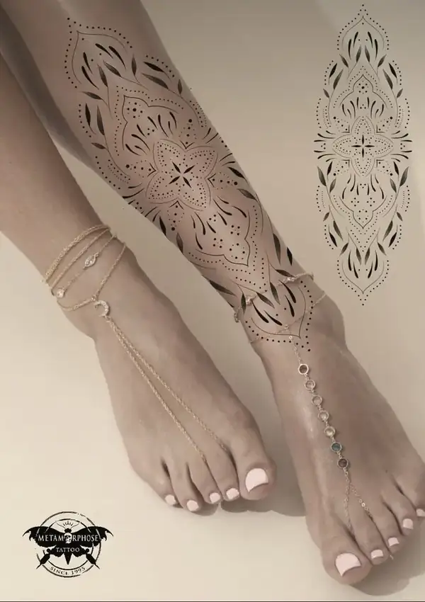 Flash ornemental fine line sur la jambe et la cheville par Flo