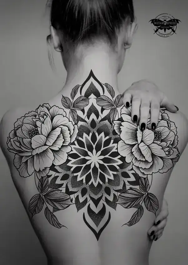 Flash pivoines et mandala dans le haut du dos par Flo