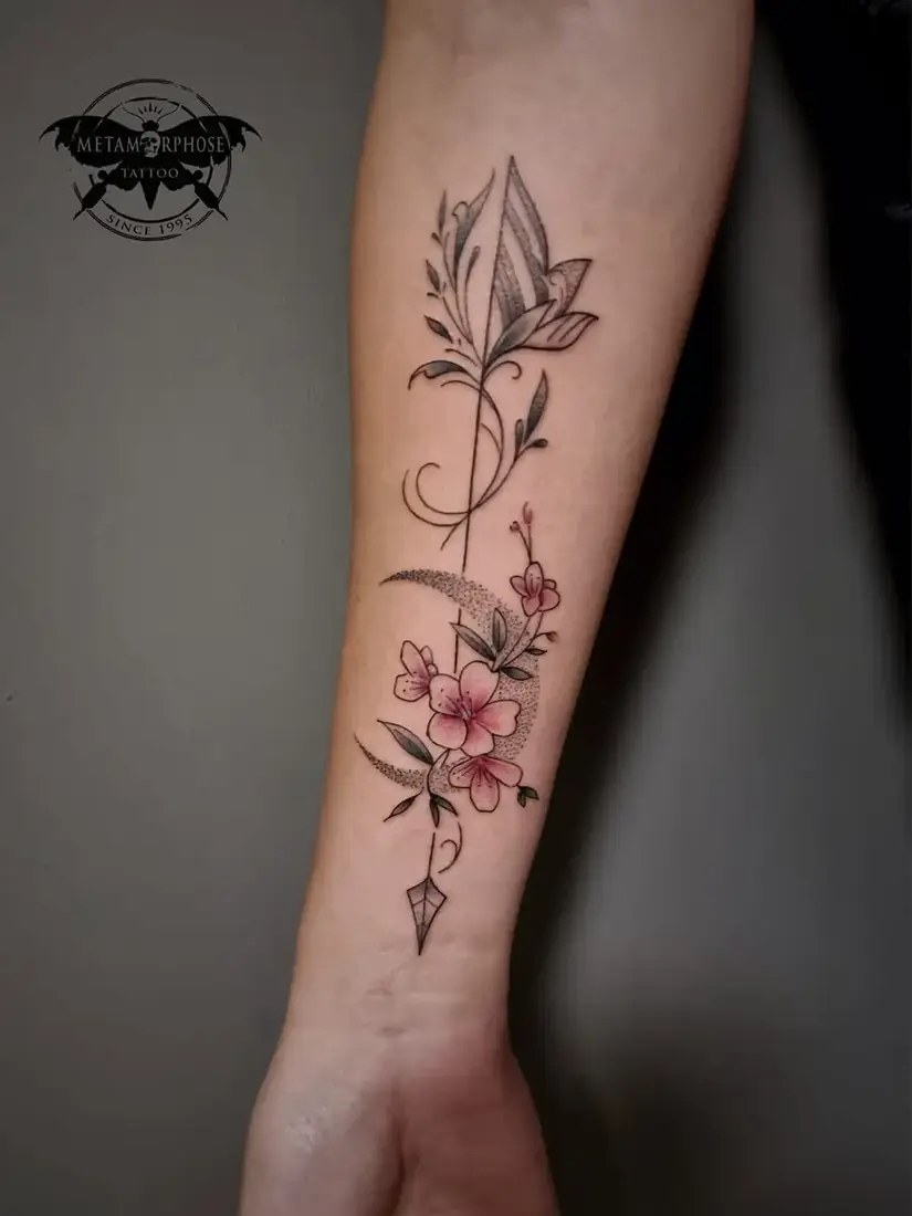 Tatouage flèche, lune et fleurs de cerisier sur l'avant-bras par Mich