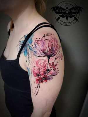 Tatouage fleur aquarelle rose et bleue sur l'épaule par Mich