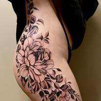 Tatouage fleur sur la hanche par Flo