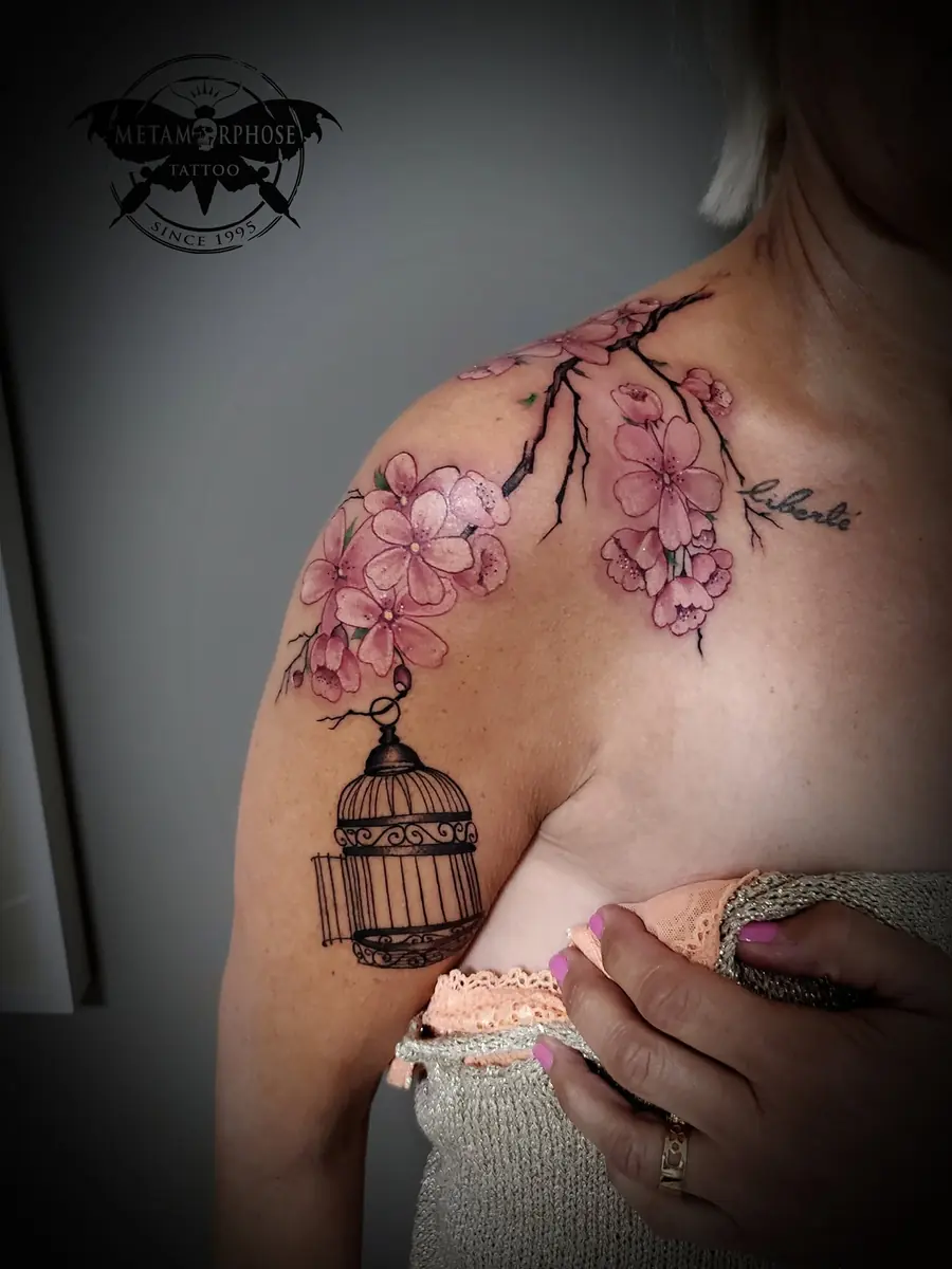 Tatouage fleurs de cerisier et cage à oiseaux par Mich