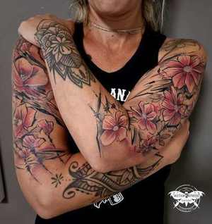 Tatouage fleurs et mandala sur les deux bras par Mich