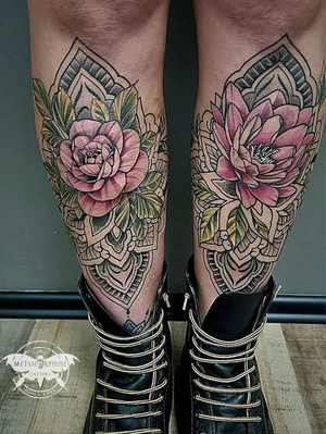 Tatouage fleurs et mandala sur les mollets par Mich
