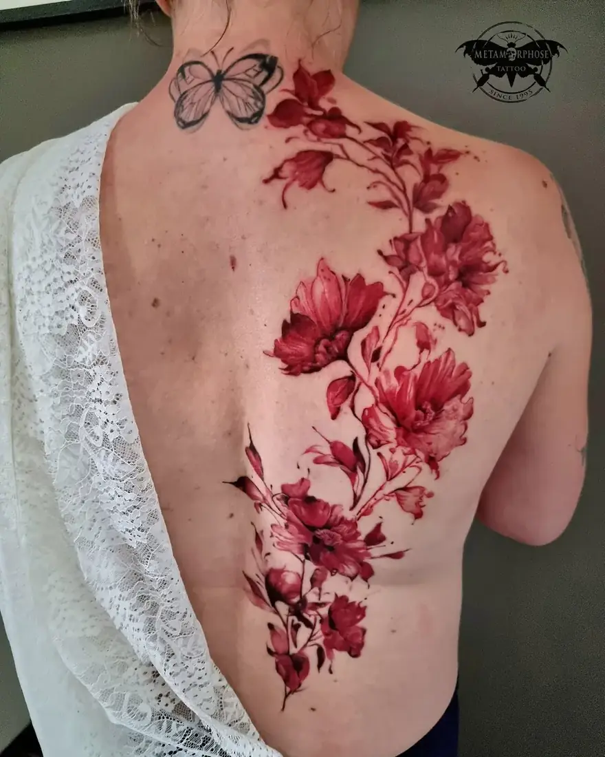 Tatouage fleurs rouges aquarelle dans le dos par Mich