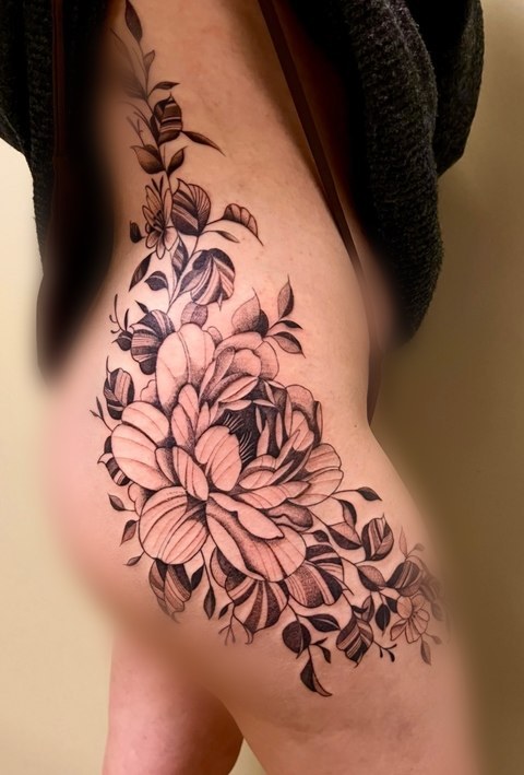 Tatouage floral botanique sur la hanche par Flo