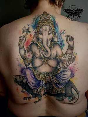 Tatouage Ganesh couleur et aquarelle dans le dos par Mich