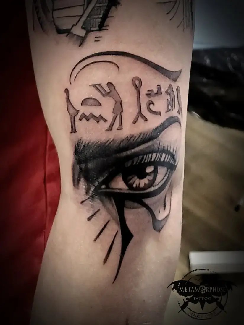 Tatouage œil d'Horus et hiéroglyphes sur le bras par Mich