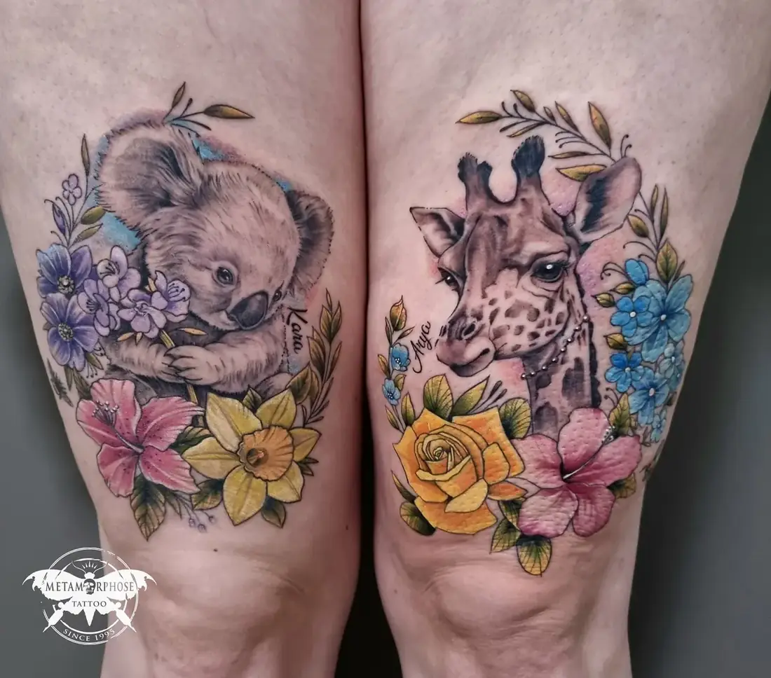 Tatouages koala et girafe fleuris sur les cuisses par Mich