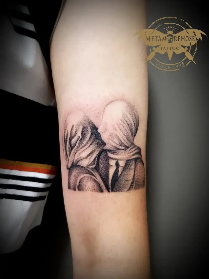 Tatouage Les Amants d'après Magritte en dotwork par Mich