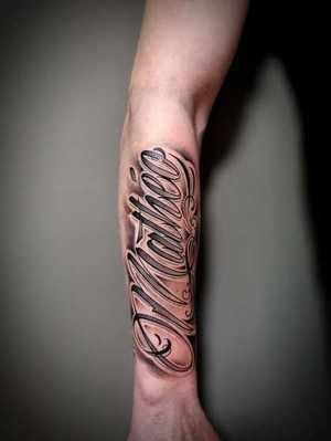 Tatouage lettrage Mother sur l'avant-bras par Mich
