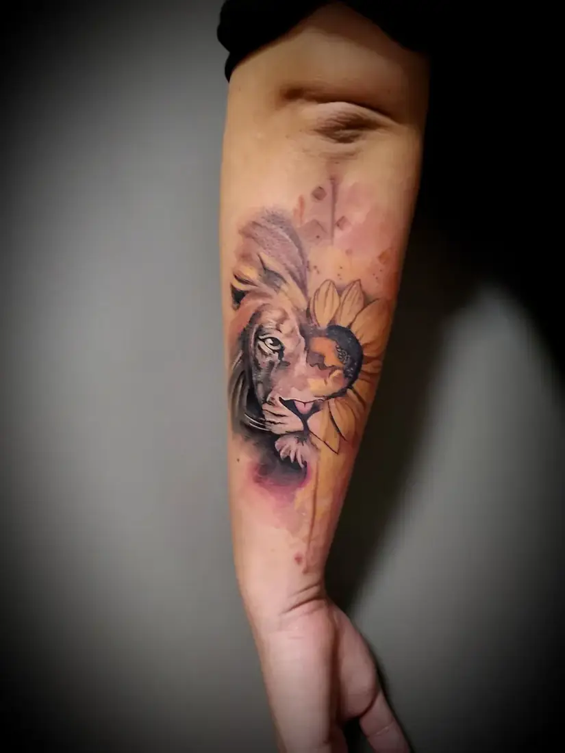Tatouage lion et tournesol aquarelle sur l'avant-bras par Mich