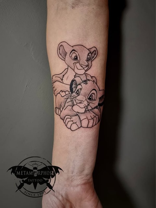 Tatouage lionceaux Simba et Nala sur l'avant-bras par Mich