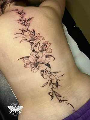 Tatouage lys sur le dos par Flo