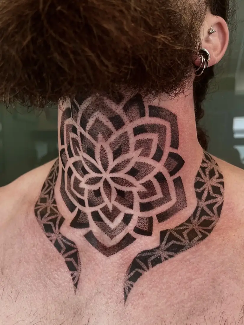 Tatouage mandala dotwork et motifs géométriques sur la gorge et le cou par Flo