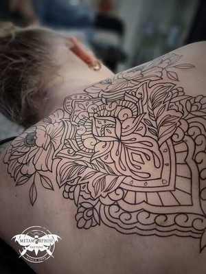 Tatouage mandala et fleurs dans le dos, en cours par Mich